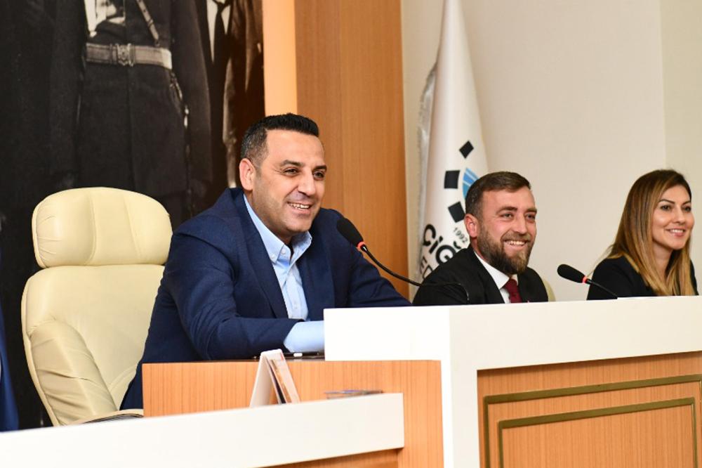 ÇİĞLİ BELEDİYESİ ÇALIŞAN VE EMEKLİ BORÇLARINI SIFIRLADI