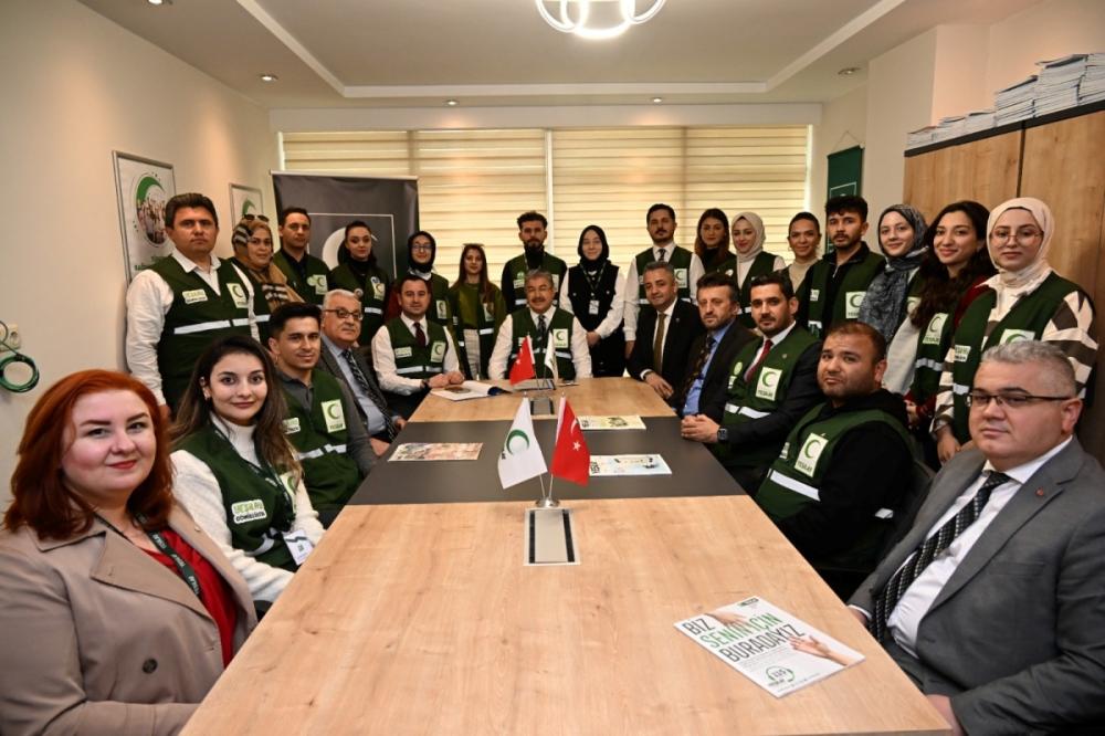 VALİ YILMAZ’DAN YEŞİLAY OSMANİYE ŞUBESİ’NE DESTEK ZİYARETİ