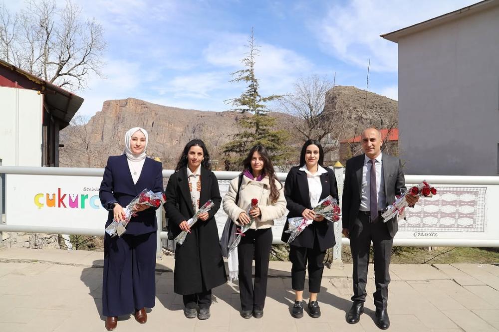 ÇUKURCA’DA 8 MART KUTLAMASI: KADINLARA ÇİÇEK TAKDİM EDİLDİ