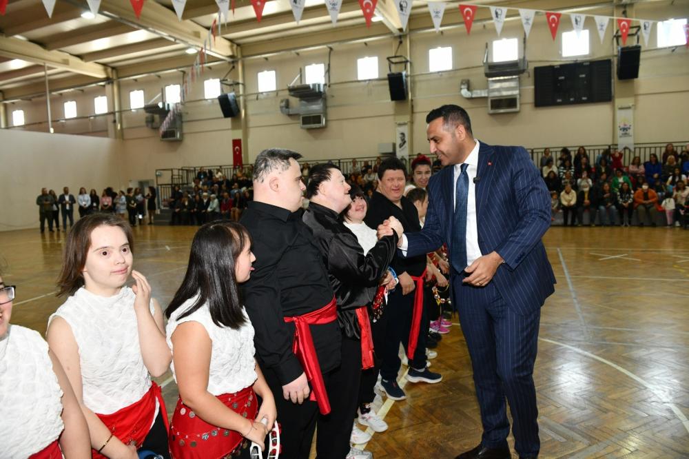 ÇİĞLİ’DE DOWN SENDROMLU ÖĞRENCİLERDEN DUYGUSAL DANS GÖSTERİSİ