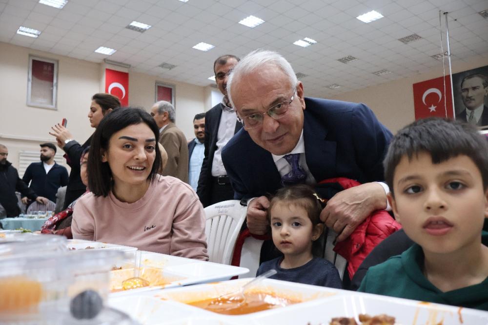 İFTAR PROGRAMINDA ÇOCUKLARA SÜRPRİZ! OYUNCAKLARLA MUTLU OLDULAR