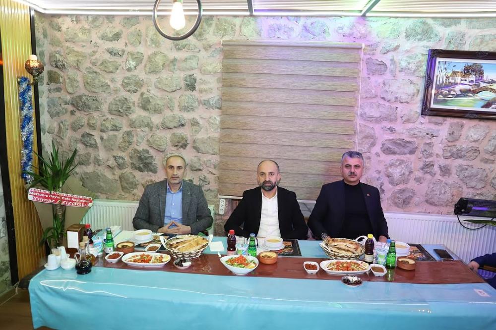 ÇUKURCA BELEDİYE BAŞKANI NAZMİ DEMİR, AK PARTİ TEŞKİLATIYLA İFTARDA BULUŞTU