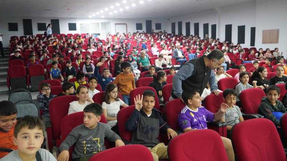 “DÜNYA BİZİM EVİMİZ” TİYATROSU MİNİKLERE ÇEVRE DUYARLILIĞI KAZANDIRDI
