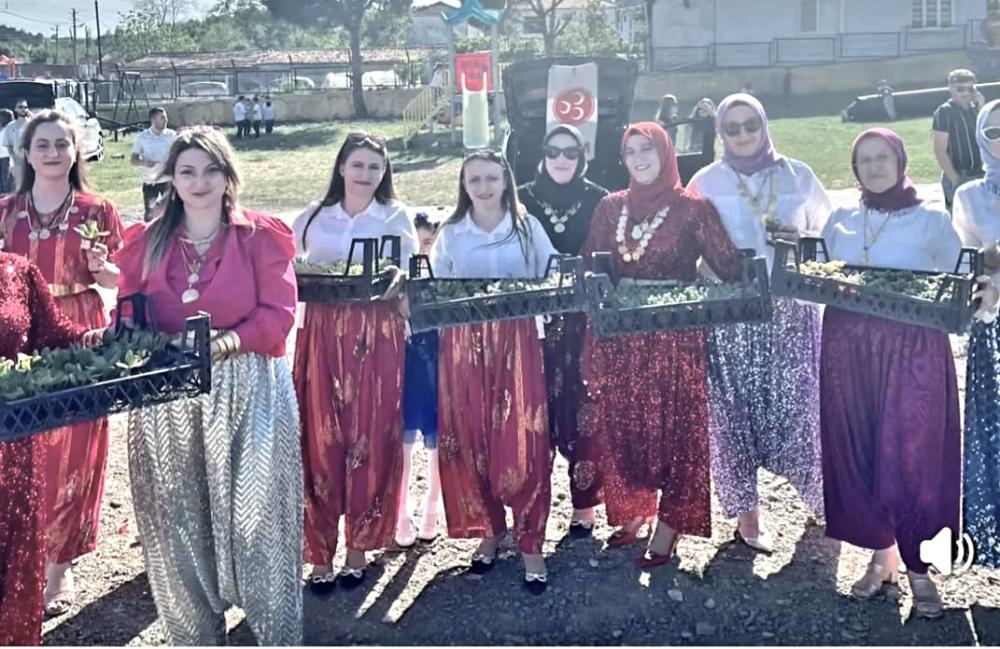 GELİBOLU MHP'DEN ANNELER GÜNÜ'NE ÖZEL ÇİÇEK SÜRPRİZİ