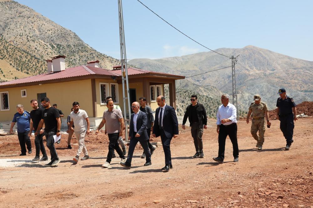 ÇELİKHAN RECEP KÖYÜ’NDE AFET KONUTLARI TAMAMLANDI: VATANDAŞLAR YAKINDA YENİ EVLERİNE KAVUŞUYOR
