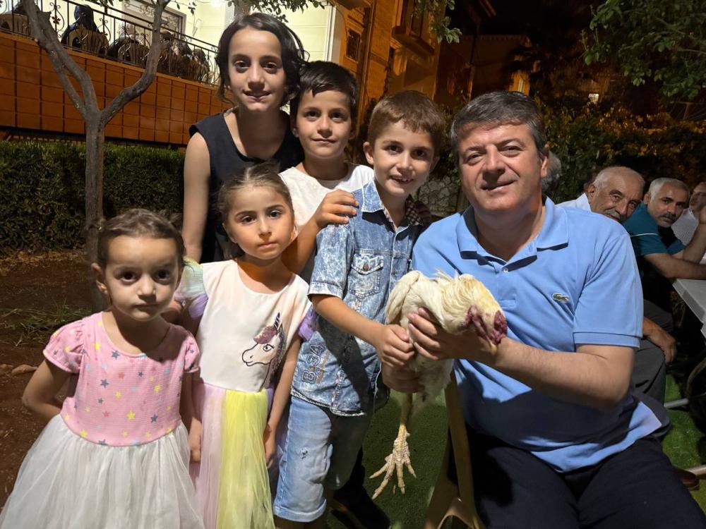 Başkan Tutdere’ye yüz gülümseten ziyaret: En güzel horuzunu Başkan Tutdere’ye hediye etti