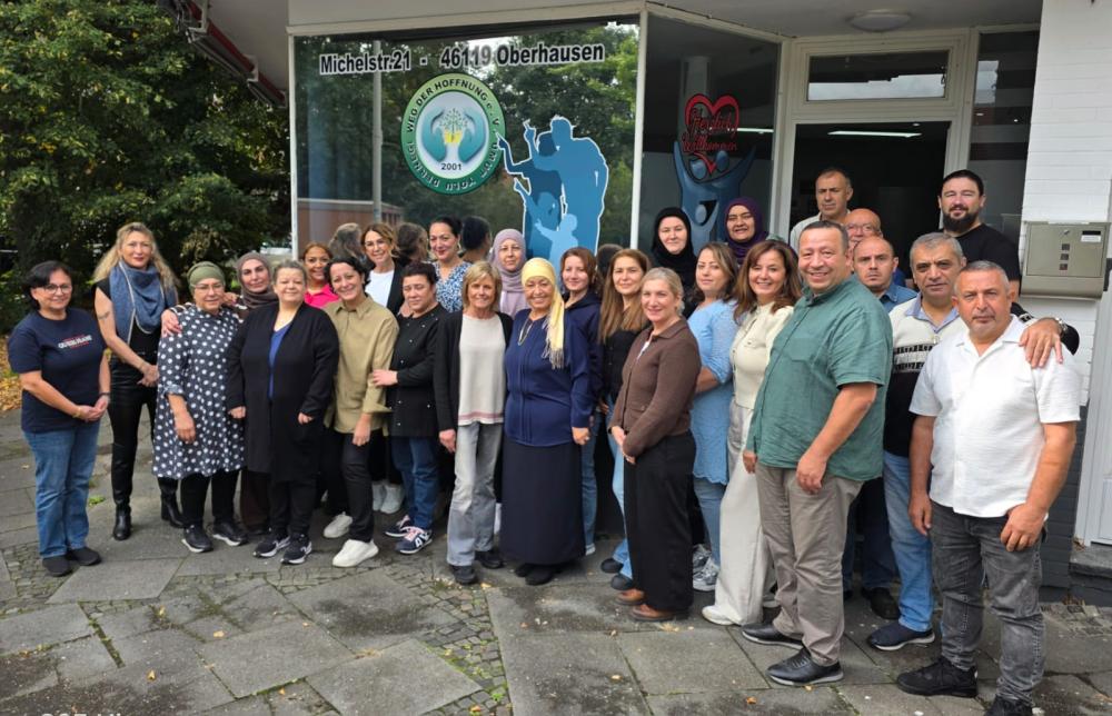 UMUT YOLU DERNEĞİ ÜYELERİ DAYANIŞMA RUHU İLE BİR ARADA